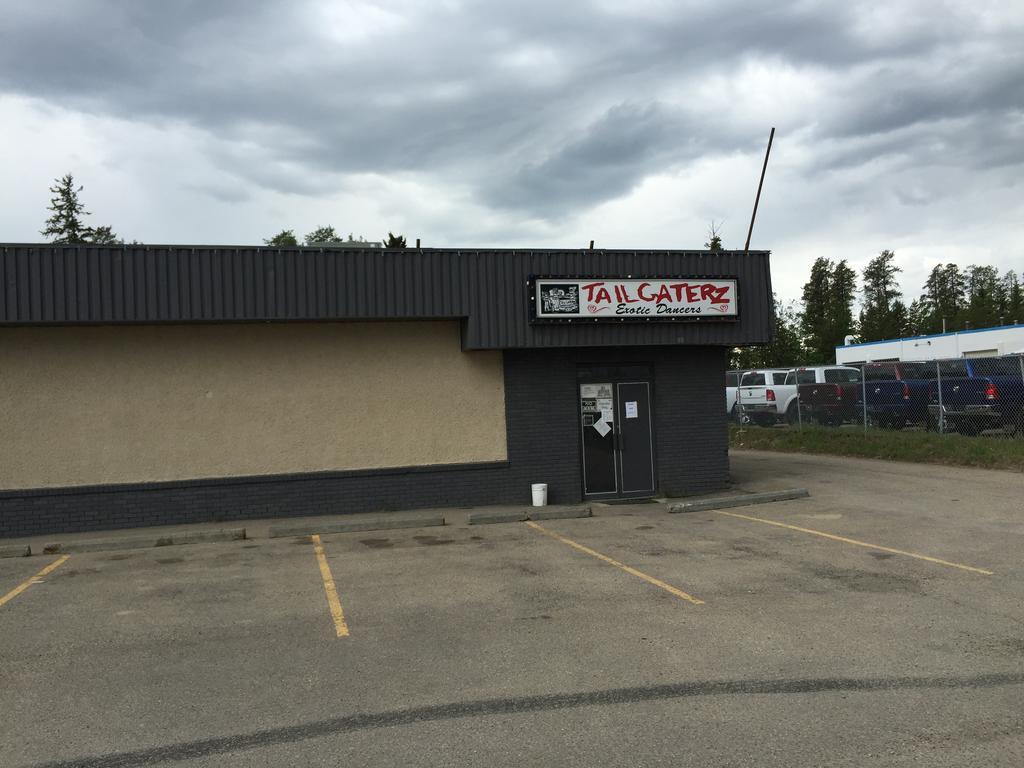 Skyvista Inn Whitecourt Exterior photo