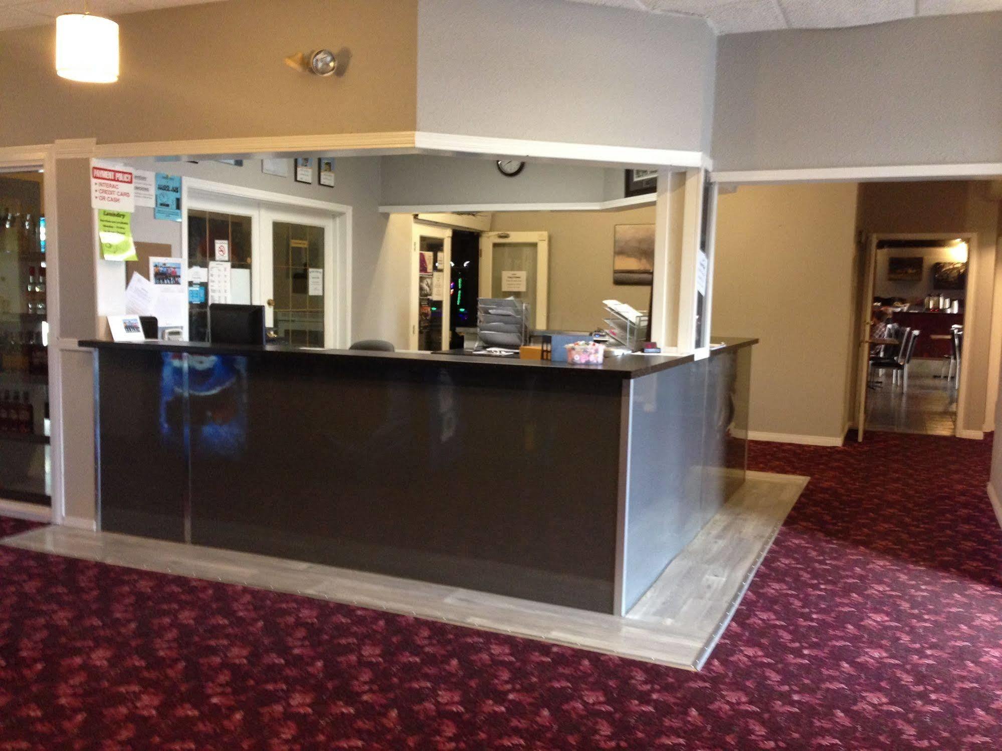 Skyvista Inn Whitecourt Exterior photo