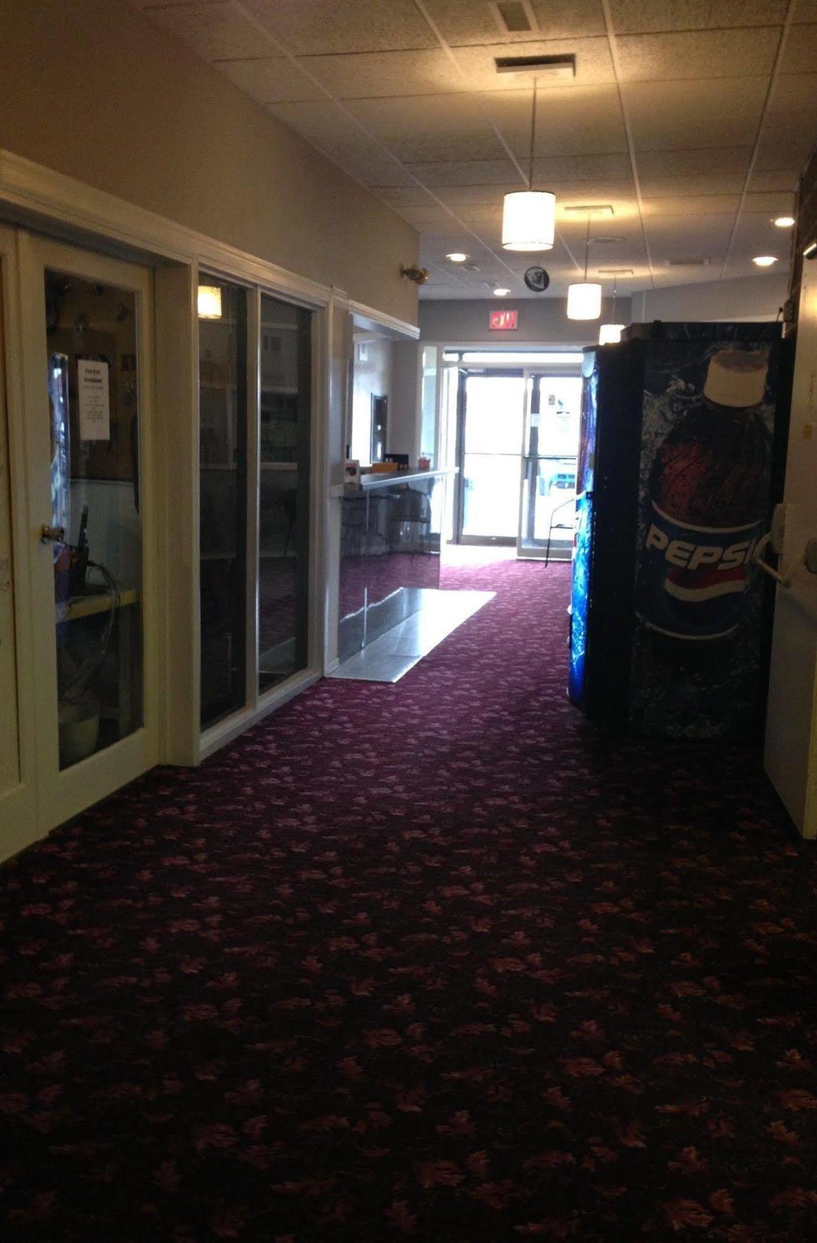 Skyvista Inn Whitecourt Exterior photo